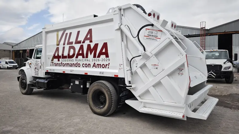 Camión recolector de basura rotulado para municipio