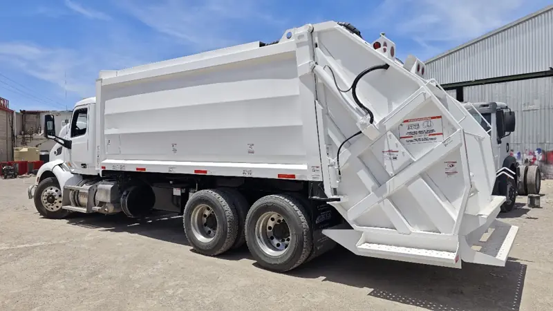 Compactador de basura de 21 yardas sobre chasis tándem