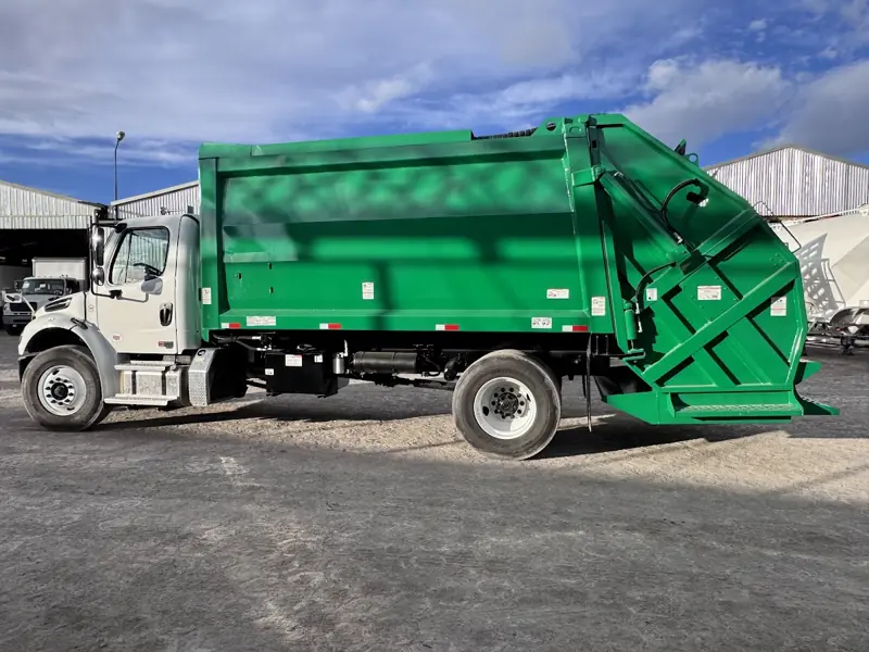 Compactador de basura en color verde para servicio municipal
