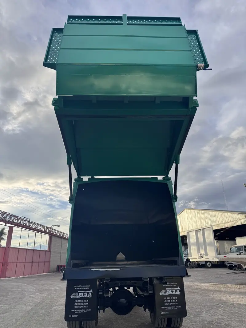 Compuerta trasera levantada de la caja compactadora